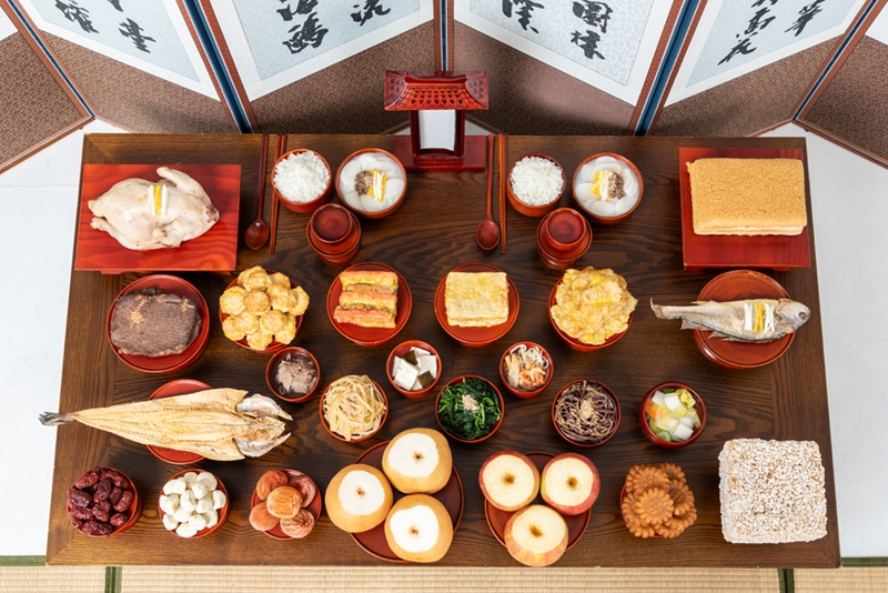 Vào ngày tết Chuseok, các gia đình người Hàn Quốc thường chuẩn bị bàn thờ tổ tiên có những sản phẩm đã thu hoạch trong vụ mùa để bày tỏ lòng biết ơn. (Ảnh: iclickart)